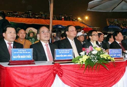 Parlamentspräsident Nguyen Sinh Hung nimmt am Programm “Im Land des Quan Ho-Gesangs” 2015 teil - ảnh 1